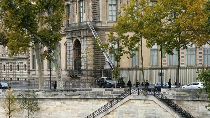 The thieves approached the building from the River Seine bankside